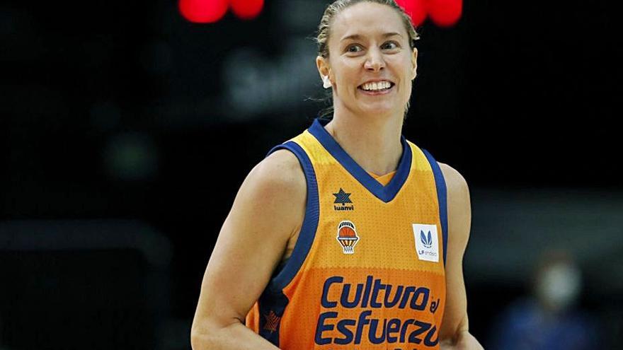 Anna Gómez, sonriente, durante el partido.  | VALENCIA BASKET
