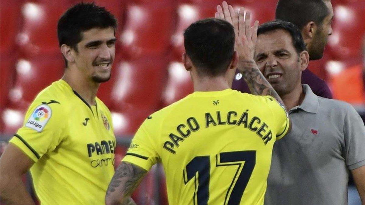 Alcácer y Gerard Moreno charlan con Javi Calleja