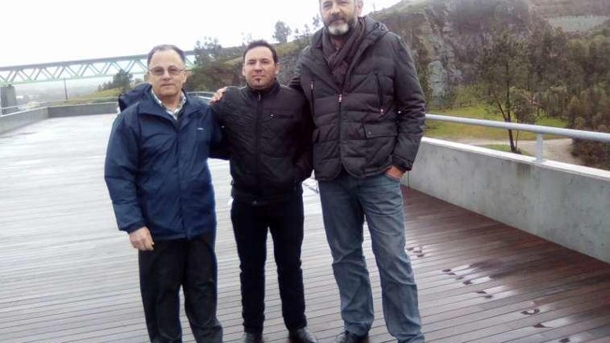 Ramiro Paz, exsecretario y vocal de los comuneros; Albino Miguéns, vicepresidente; y Luis Rey, presidente de la comunidad.