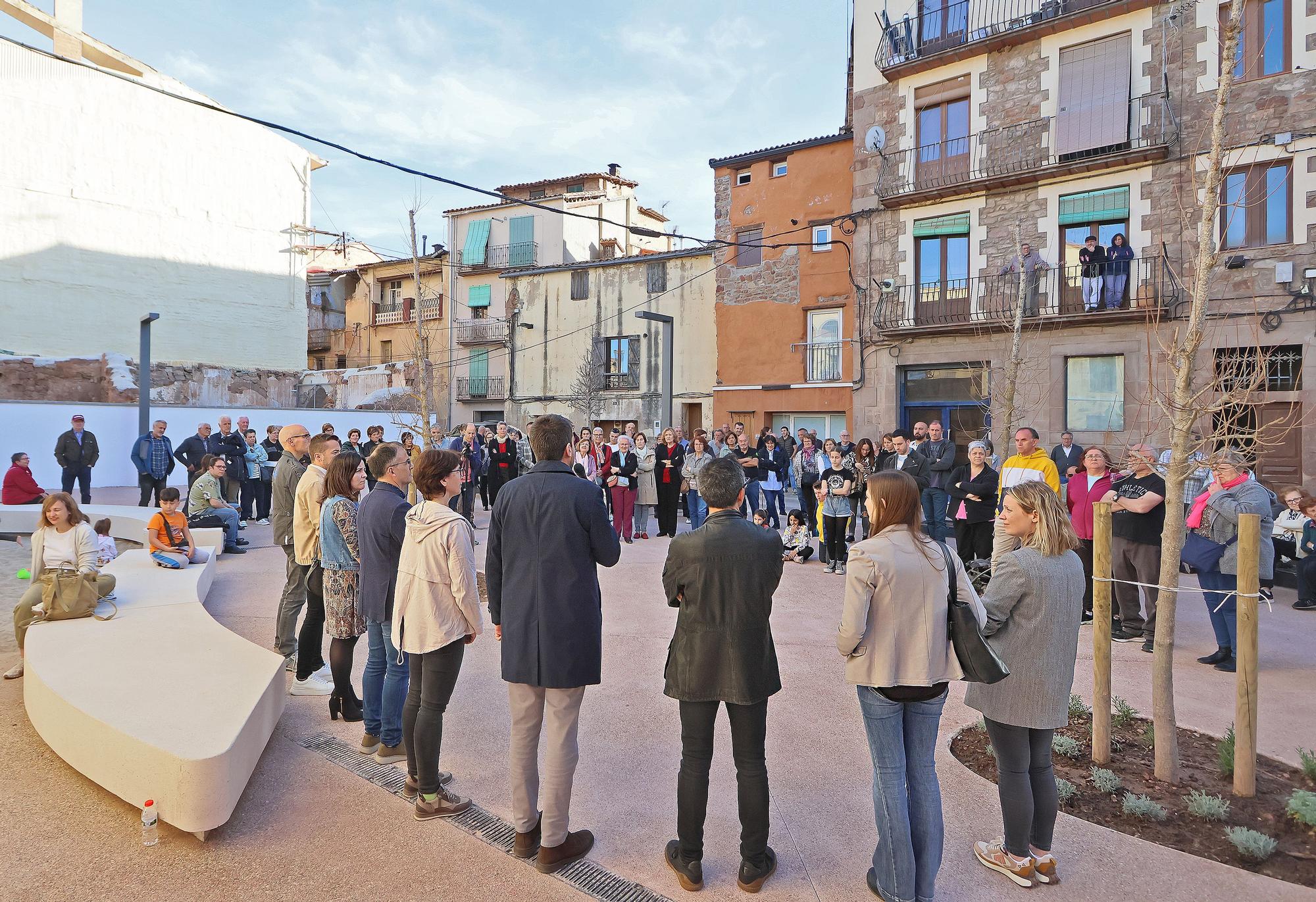 Cardona innagura la renovada plaça de la Coromina