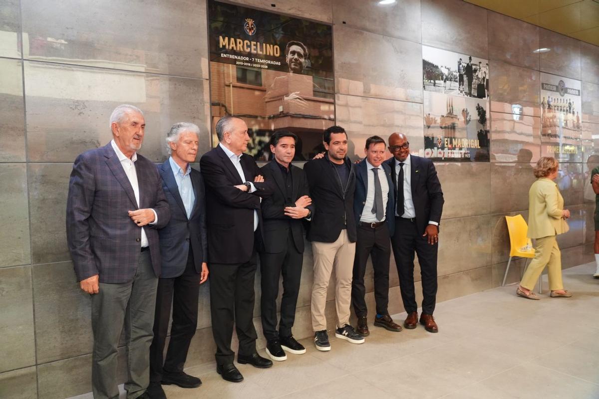 El Villarreal ha homenajeado a Marcelino, dedicándole un azulejo para la historia en el Passeig Groc, el paseo de la fama del Estadio de la Cerámica.