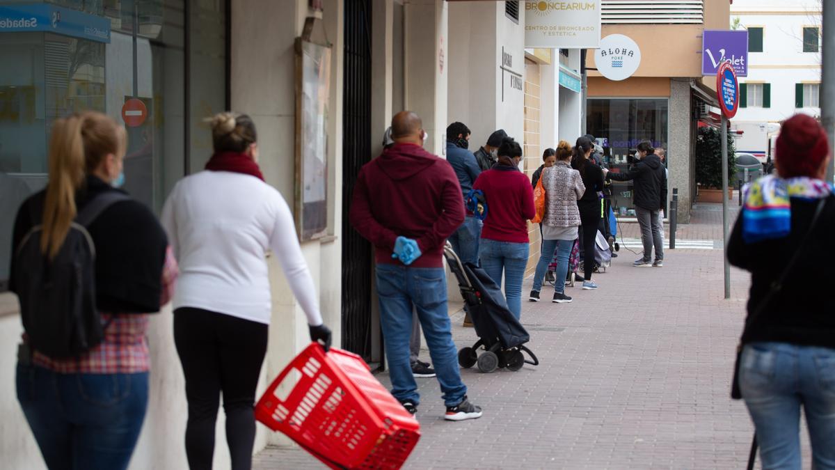 Recogida de alimentos en la sede de Cáritas en Ibiza.