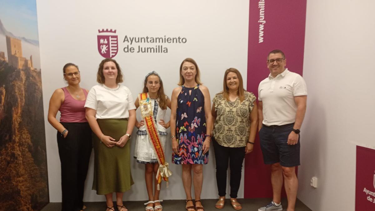 La alcaldesa de Jumilla junto a la Federación Peñas Fiestas de la Vendimia.