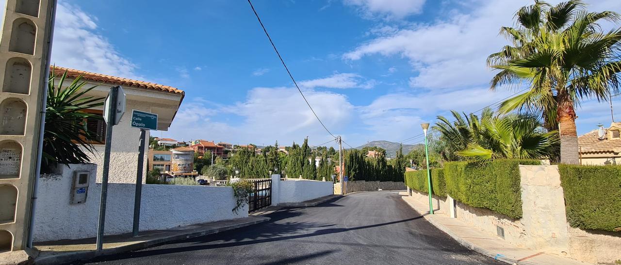 Una calle recién asfaltada en Las Pedrizas, Chiva