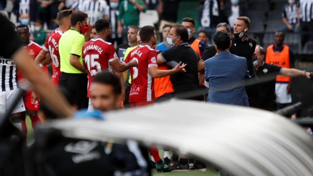 Jugadores de fútbol, se enzarzan sobre el césped