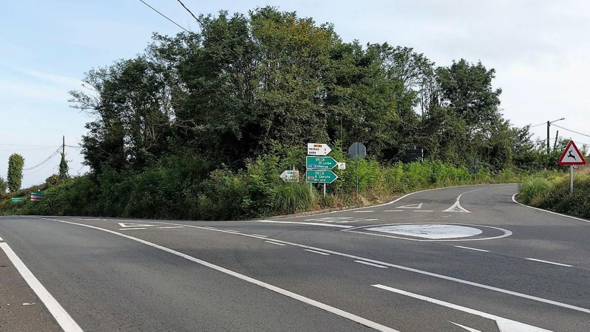 Carretera AC-173 hacia Mera y en medio, finca triangular de la que se expropiará una franja. |   // L.O.