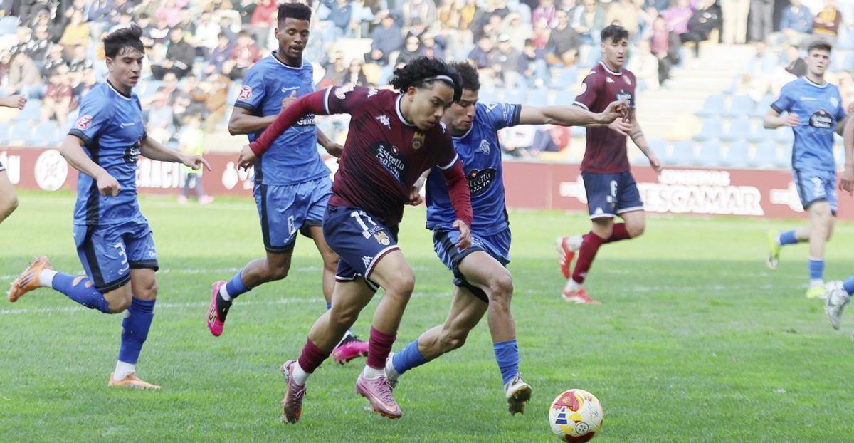 Un jugador del Ourense CF trata de frenar el avance de Luisao Macías, ayer, en un lance del partido de Pasarón.
