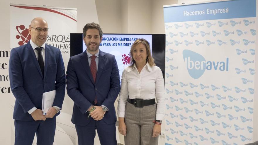 (De I a D) César Pontvianne, presidente de Iberaval en Castilla y León; Susana Pérez vicerectora de investigación de la Usal