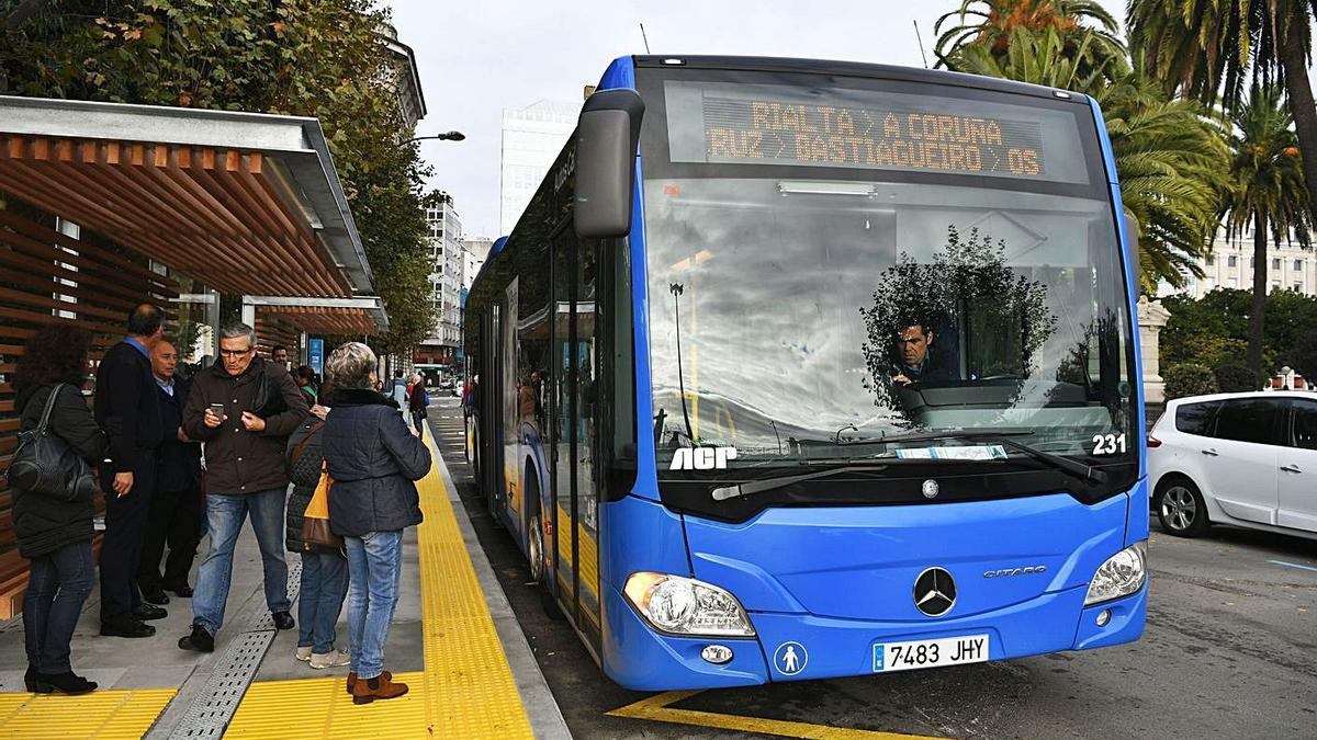 Parada de autobús metropolitano en Entrejardines. |   // CARLOS PARDELLAS