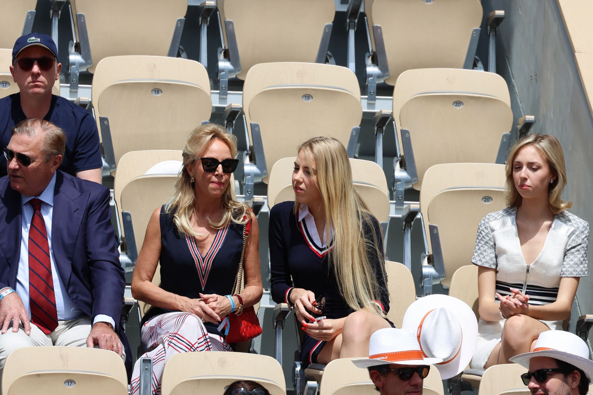 Las hermanas Carolina y Chiara de Borbón con su madre, la princesa Camilla, en la final de Roland Garros 2024