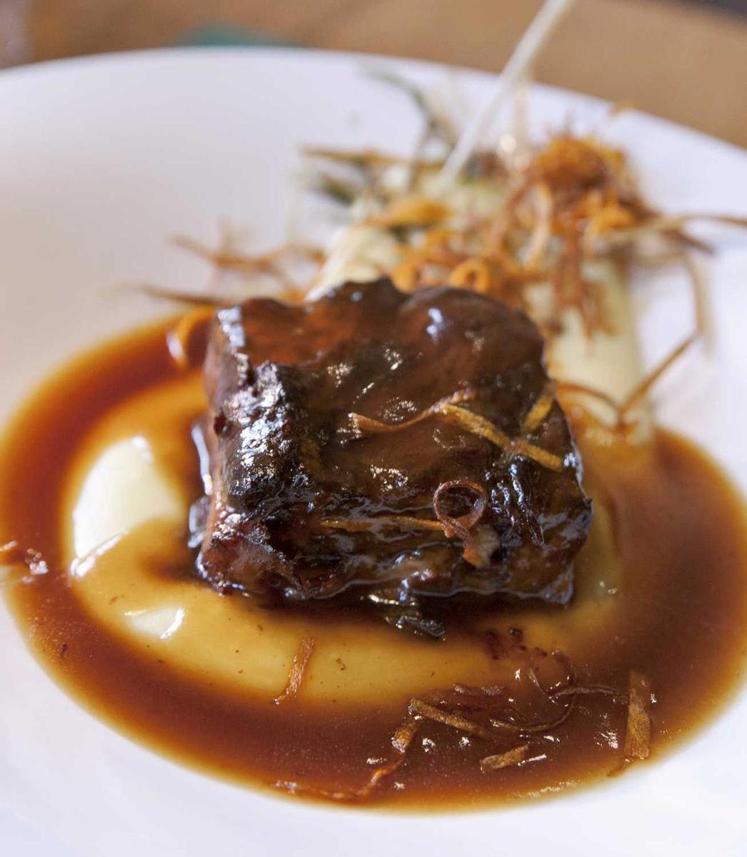 Rabo de toro sobre una parmentier al gamoneu, El Molín de la Pedrera