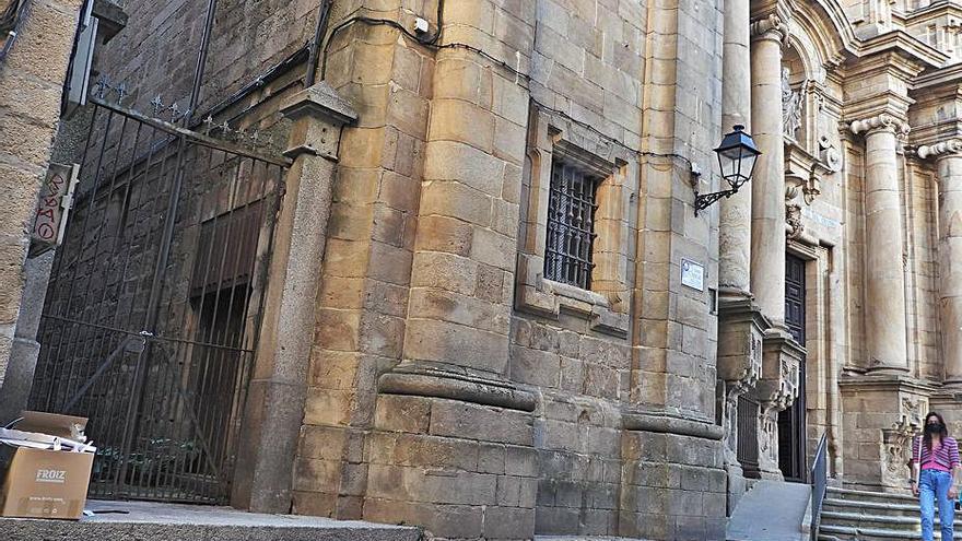 A la izquierda, calle cerrada al lado de Iglesia Sta Eufema.  | // F. CASANOVA