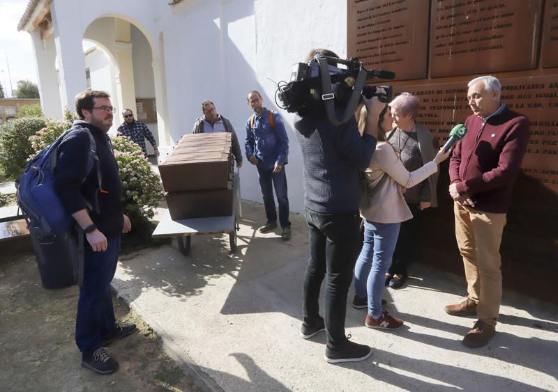 Entrega de los restos de los fusilados por el franquismo a sus familiares, en Paterna