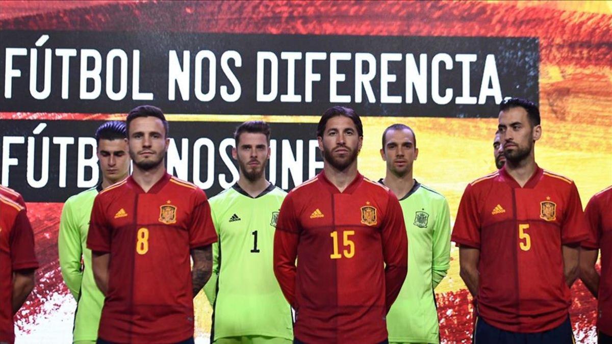 Saúl, Sergio Ramos y Busquets posan con la nueva camiseta de la Roja