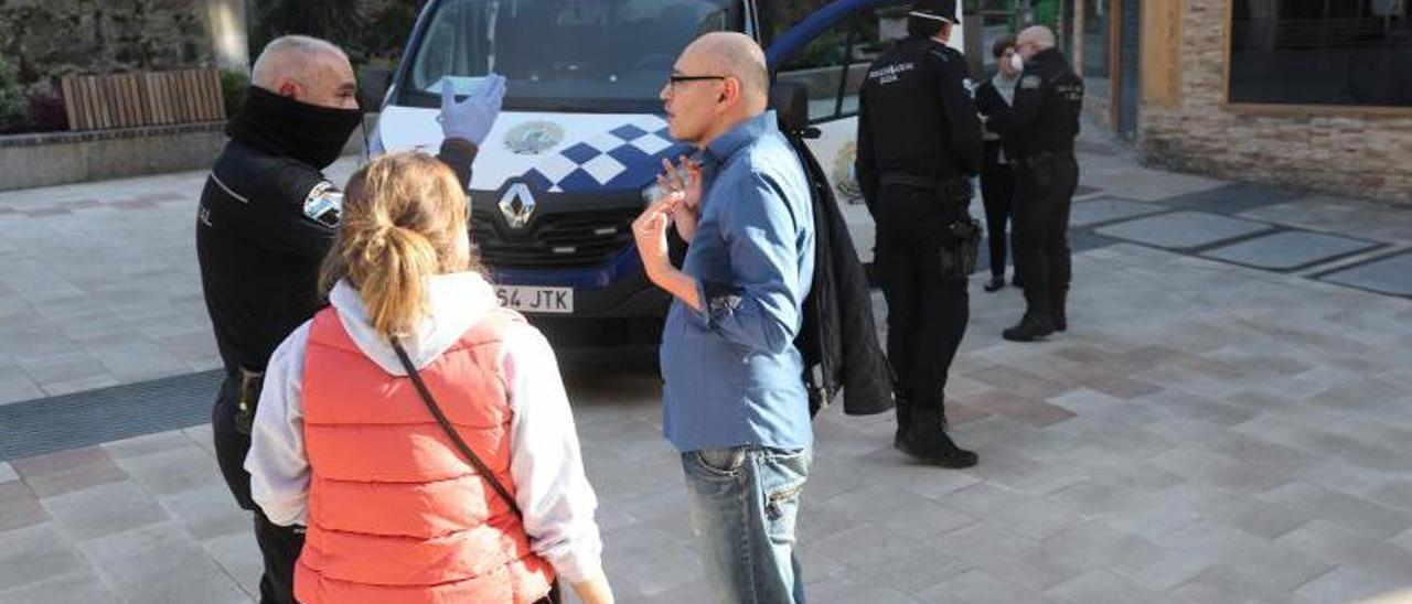 Agentes de la Policía Local controlando a vecinos de Vigo en la calle tras decretarse el estado de alarma. // Ricardo Grobas