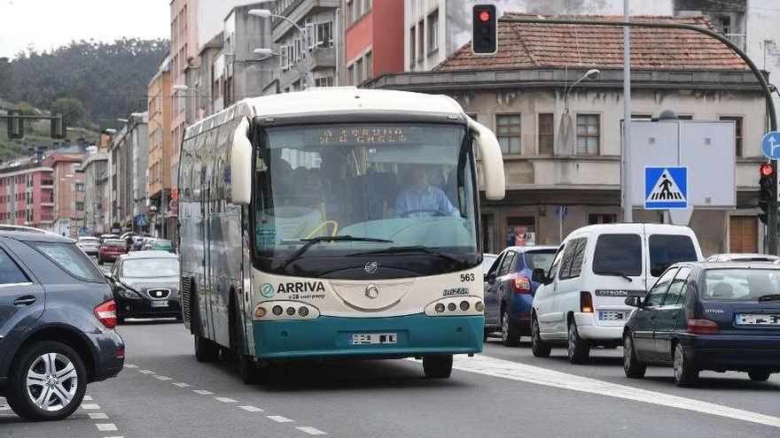 Un autobús de Arriva circula por el centro de Arteixo.