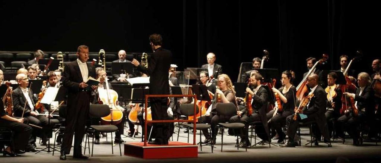 Arriba, la OSPA, durante el concierto en el Jovellanos. Sobre estas líneas, público asistente al recital.