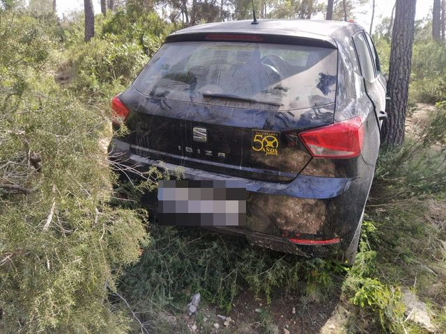 Así quedó el coche de una turista de Ibiza que circulaba campo a través