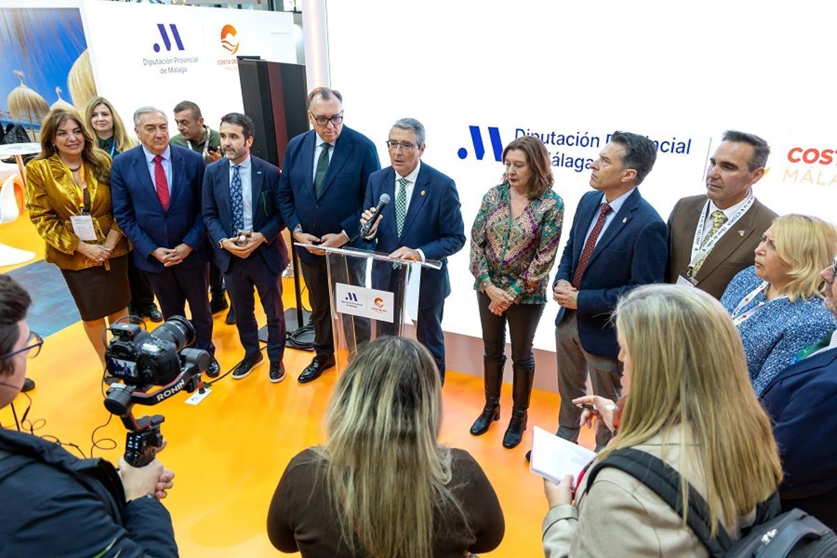 Francisco Salado y Arturo Bernal, con representantes municipales, hoy en la ITB.
