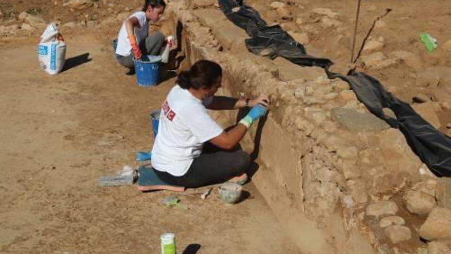 Arqueòlegs treballant en el jaciment.