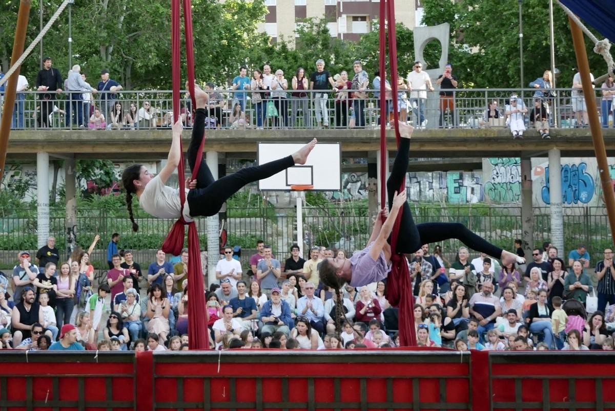 En imágenes | El Festival de Circo Social llena de acrobacias el barrio de San José En imágenes | El Festival de Circo Social llena de acrobacias el barrio de San José