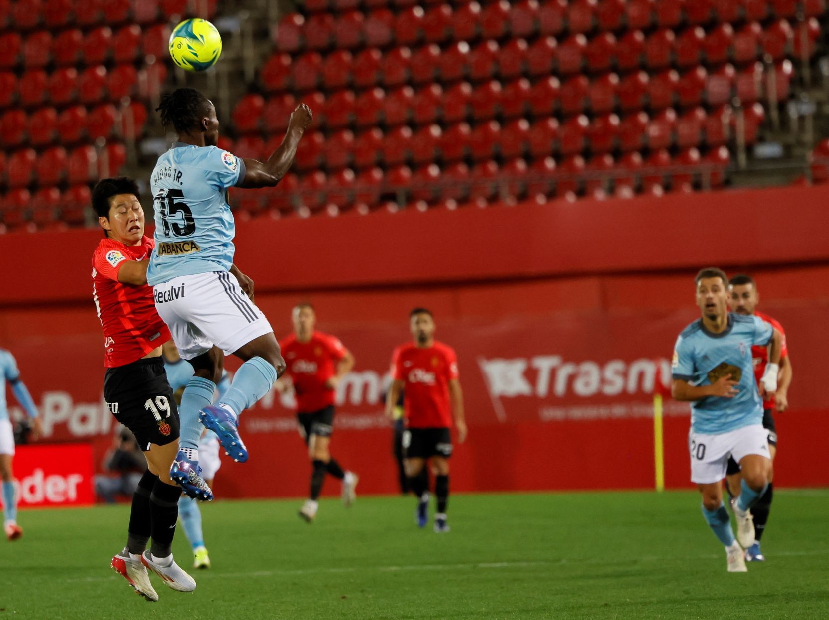 Las mejores imágenes del partido (y del viento) entre el Mallorca y el Celta