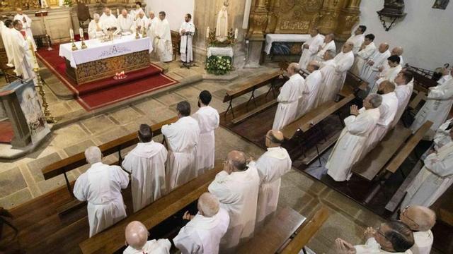 Celebración de la eucaritstía en la iglesia de San Francisco.