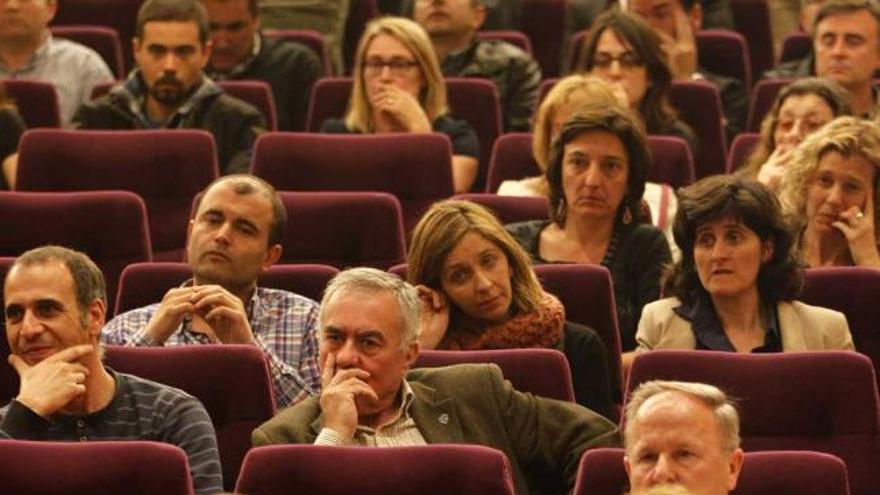 Empleados públicos, ayer, en la asamblea. | luisma murias