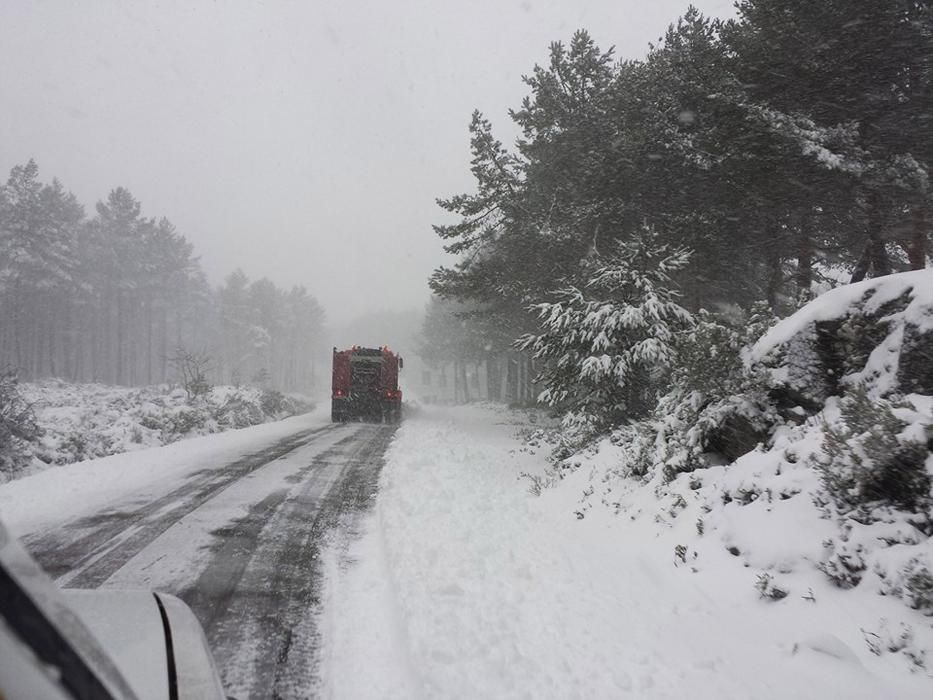 La nieve complica el tráfico en la A-52