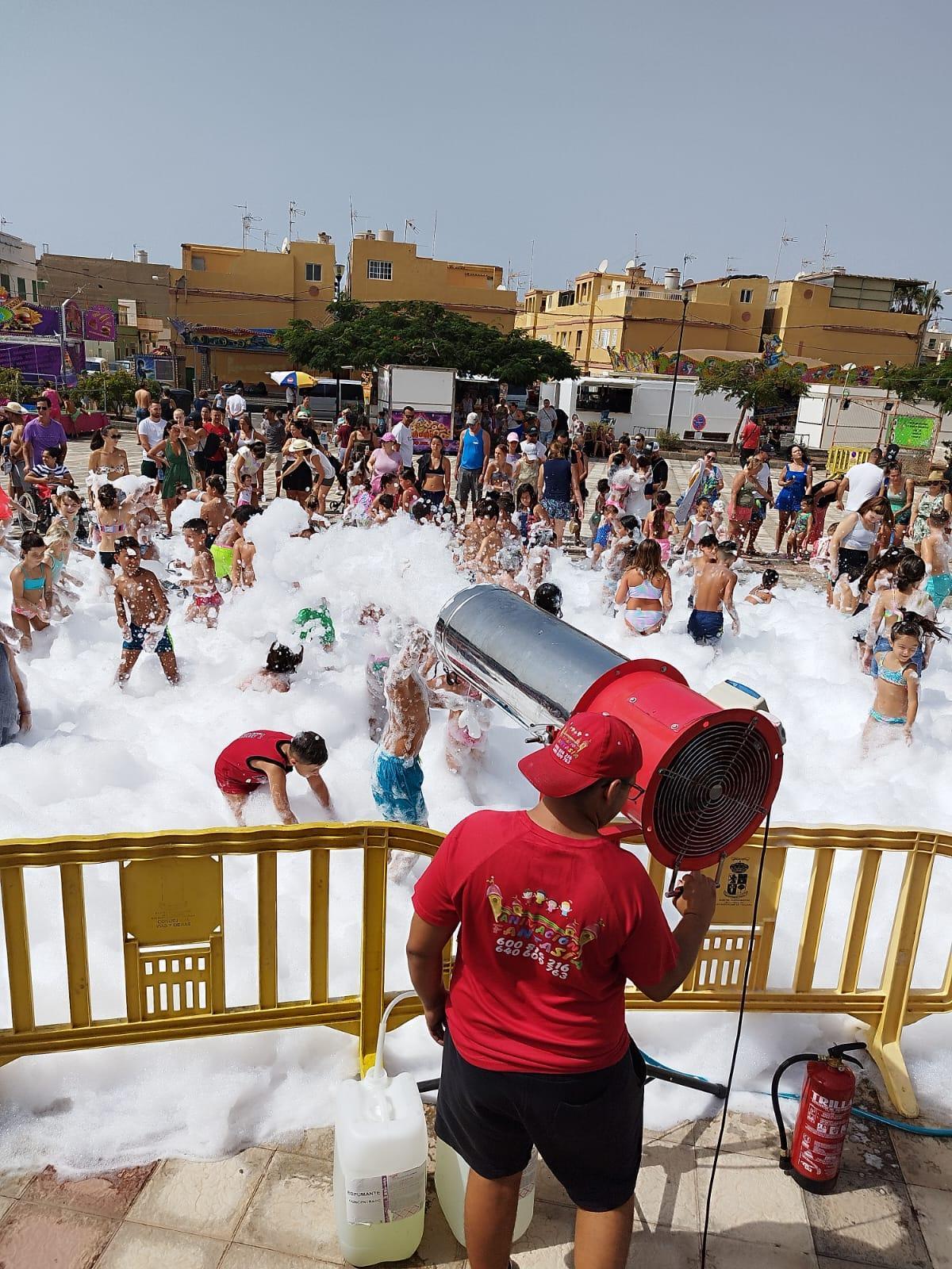 Fiesta de la espuma en Castillo del Romeral, ayer.