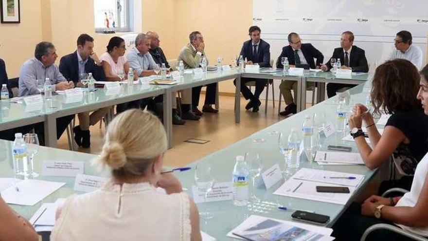 Un instante de la reunión celebrada en el día de ayer entre representantes de la Xunta y la Fundación Semana Verde.