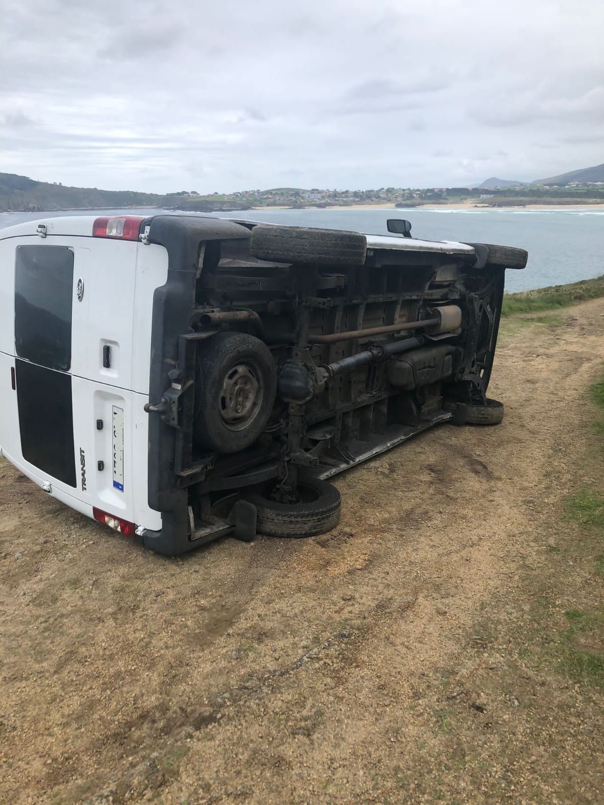 Una furgoneta de bateeiros, volcada mientras estaban recogiendo cría en la costa.