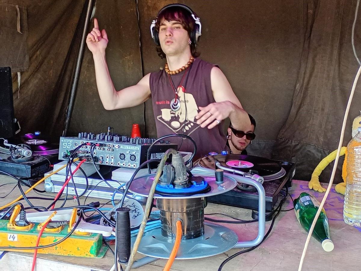 Persona Rave Una macrofiesta 'rave' de año nuevo congrega miles de personas en Albacete