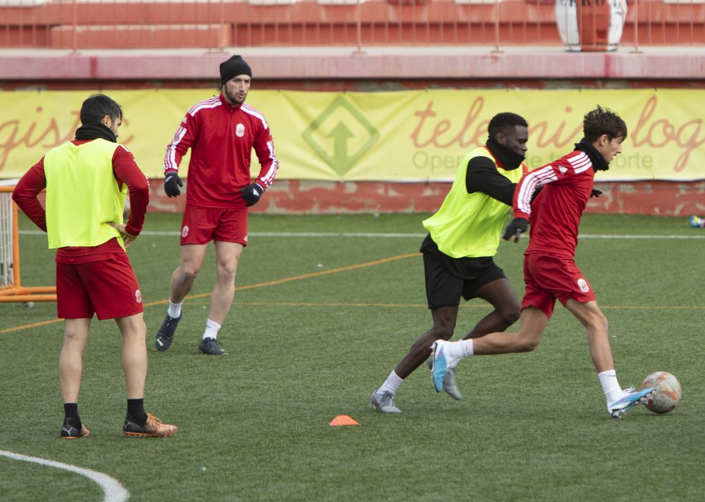 El CD Acero del Port de Sagunt entrena en el estadio Fornás antes del encuentro frente al Torrent