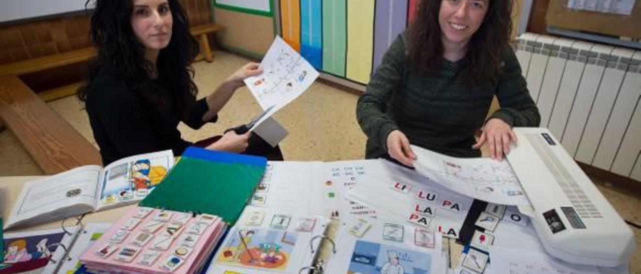 L&#039;equip pedagògic de l&#039;aula CiL del CEIP Bonavista, Nuria Díaz (PT) i Neus Llàcer (AL), preparant els pictogrames. Davall un exemple amb cinc d&#039;ells .