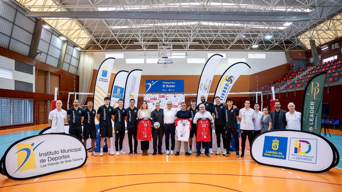 Imagen de familia de la presentación oficial del Bus Leader San Roque.