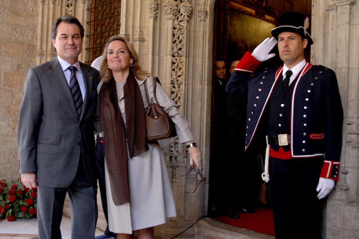 El president Mas i la seva dona, Helena Rakosnik, poc després d’arribar al Palau de la Generalitat, aquest matí.