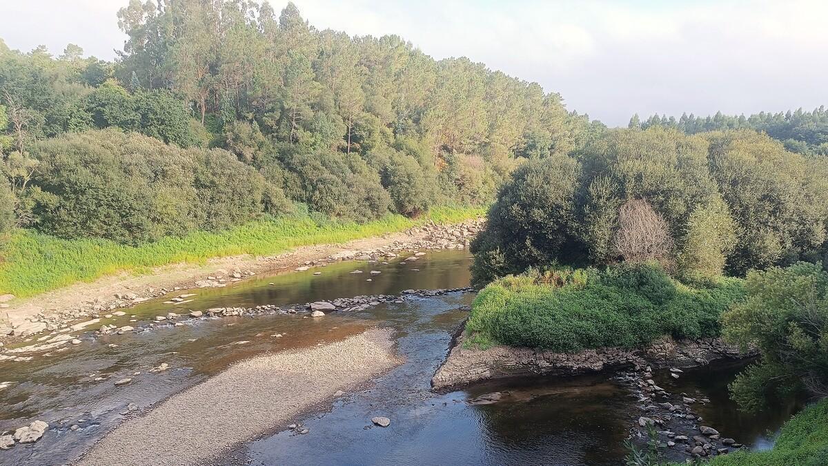 Líneas de piedras que actuaban como pesqueiras a la altura del puente de Ons este sábado, entre Negreira y Brión