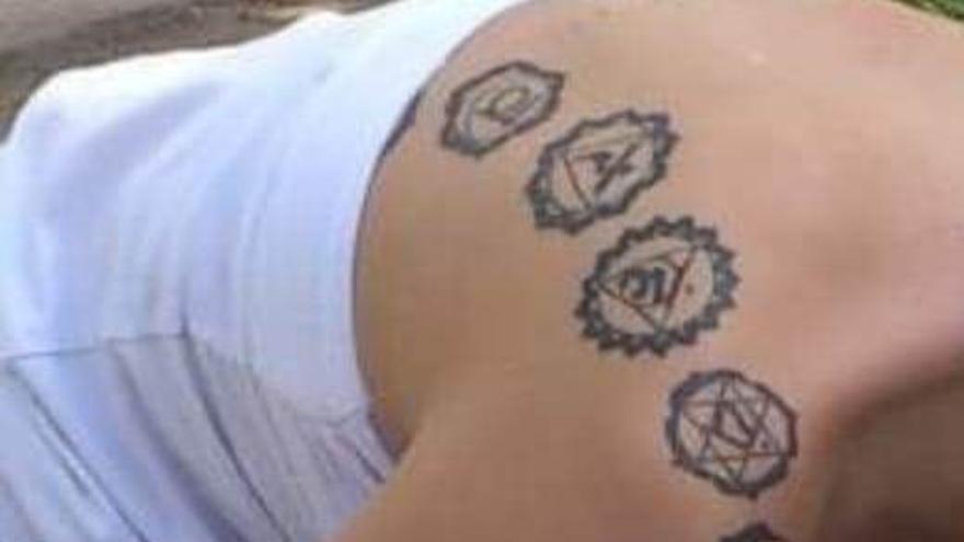 Natalia Hernández tiene un tatuaje (en la imagen) desde la parte anterior del hombro derecho hasta mitad de la espalda