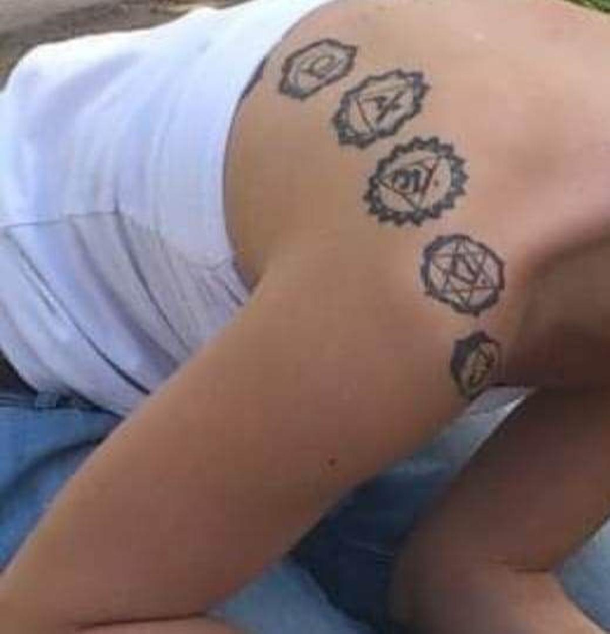 Natalia Hernández tiene un tatuaje (en la imagen) desde la parte anterior del hombro derecho hasta mitad de la espalda