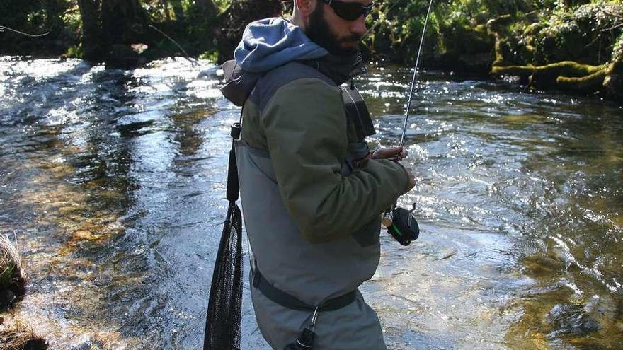 Un pescador, en plena faena en un río estradense. // Bernabé/Adrián Rei