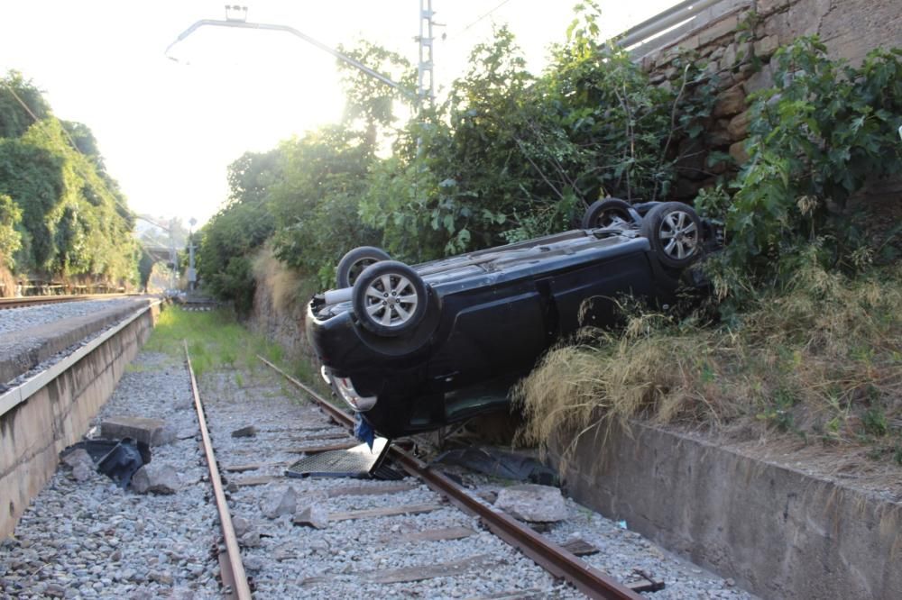 Un cotxe es precipita a la via del tren en caure a l'alçada del Pont de Sant Francesc