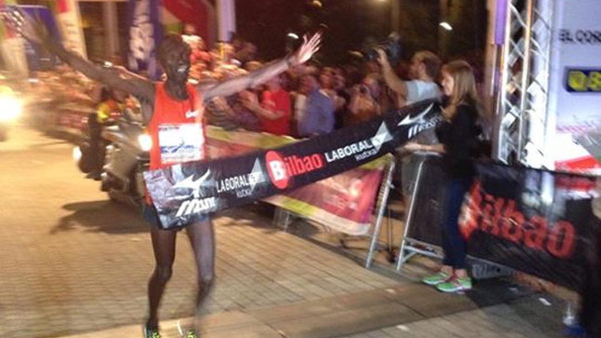 Pharys Irungu Kamani entrando en meta como ganador de la sexta edición del Bilbao Night Narathon