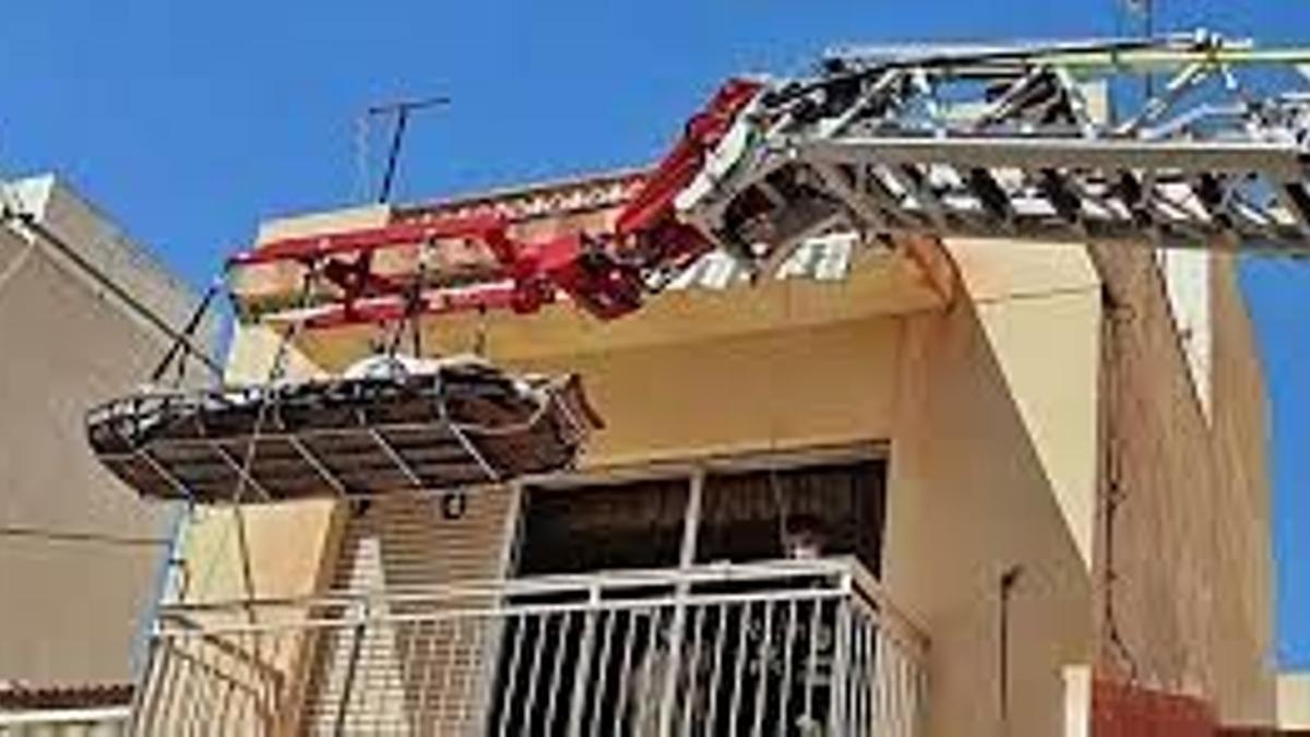 Rescatan a un hombre de 185 kilos que no podía salir de su casa en Torrevieja