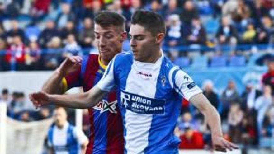 Liberto Beltrán cautiva a la afición del Alcoyano - Información