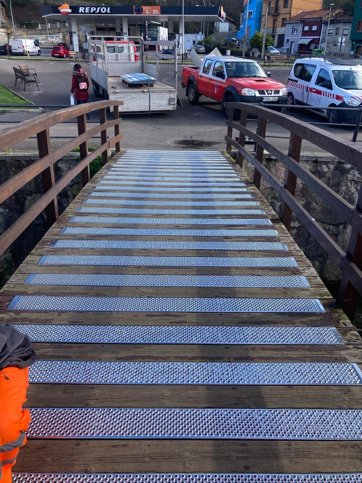 El puente peatonal del río San Juan a la altura de La Peña.