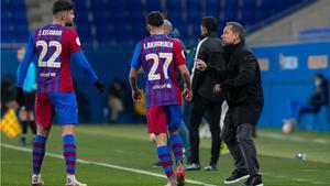 Sergi Barjuan da instrucciones a Ilias Akhomach y Jordi Escobar durante el choque ante el UCAM Murcia