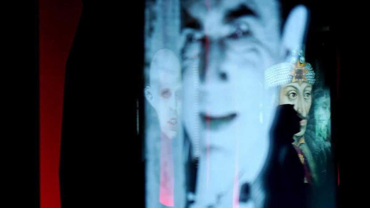 Exposición ’Vampiros. La evolución del mito’ en CaixaForum Madrid. En la foto, Bela Lugosi, actor vampirizado por su personaje, y, al fondo, Vlad Tepes, inspirador del mito.
