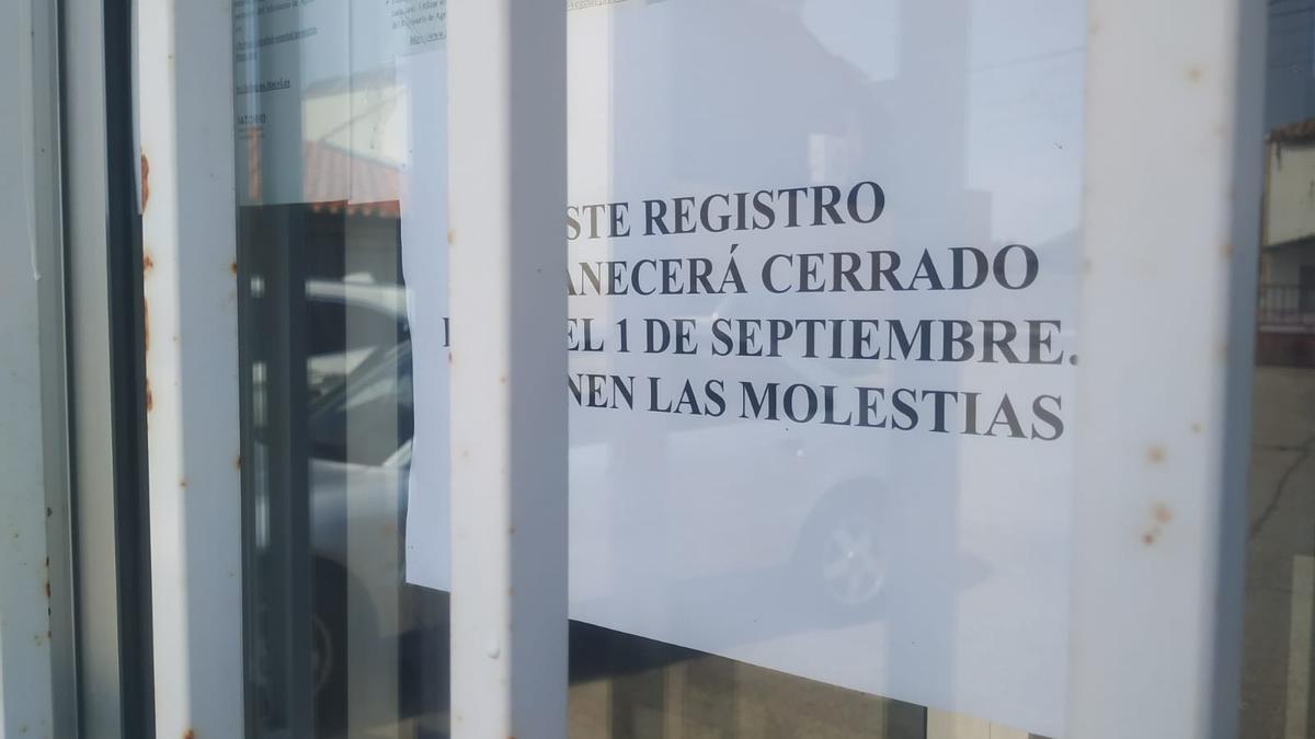 Cartel anunciando el cierre del registro de la Junta en Bermillo por vacaciones