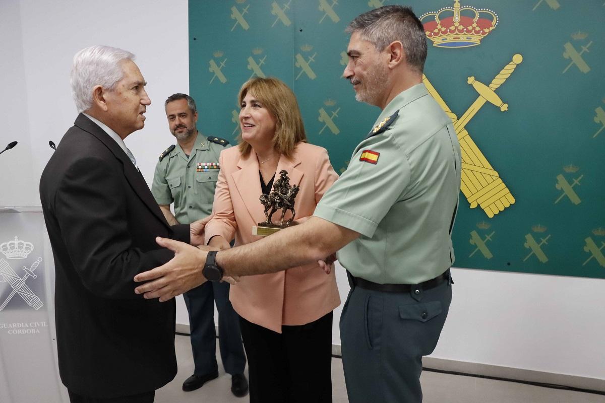 La subdelegada del Gobierno y el jefe de la Comandancia con uno de los guardias homenajeados.